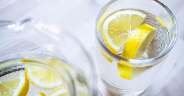 Engadindo zume de limón á auga, será máis fácil seguir unha dieta de auga. 