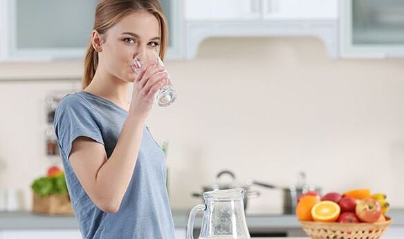 Unha nena quere perder peso seguindo unha dieta de auga