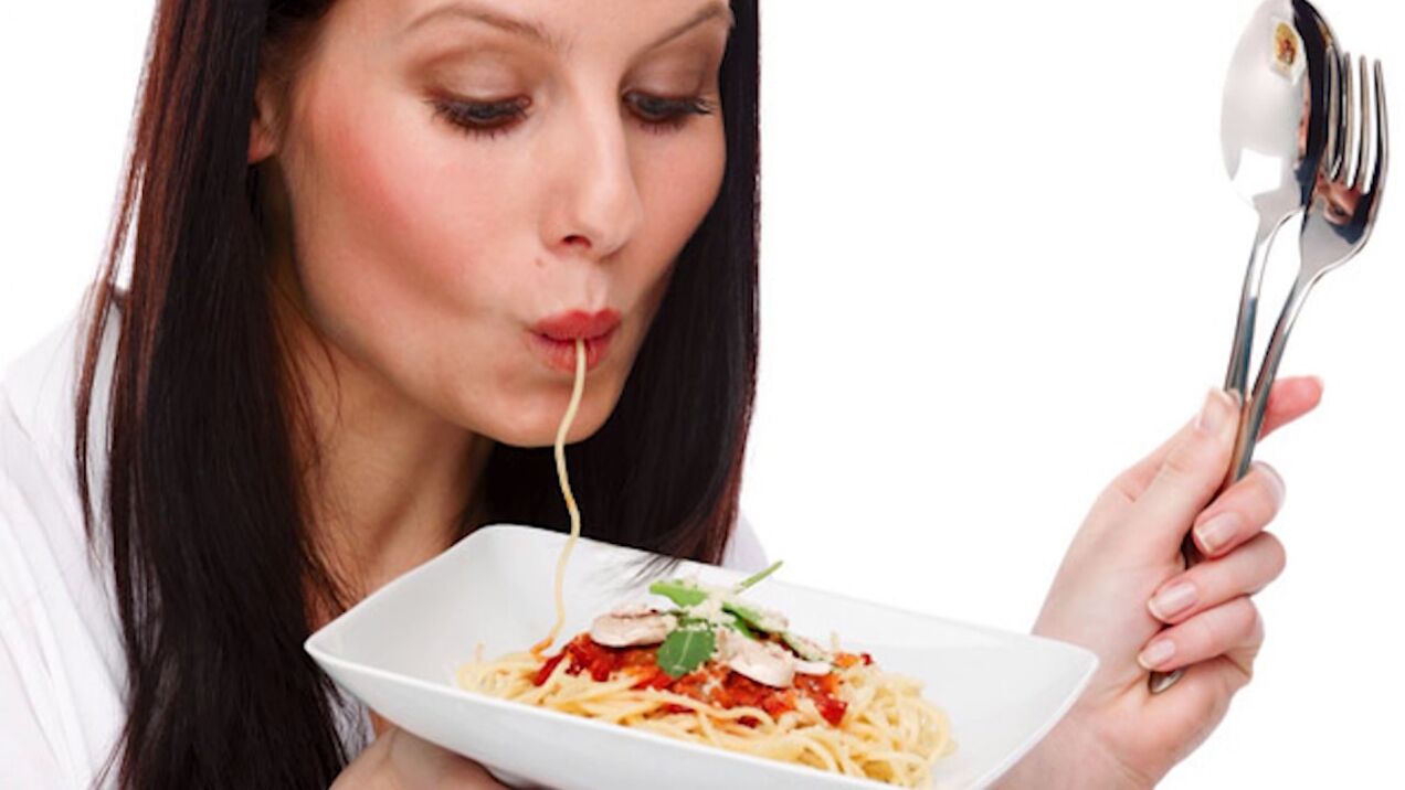 muller comendo espaguetes para adelgazar a barriga