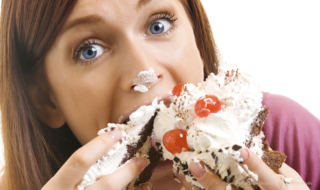 rapaza comendo bolo e mellorando como perder peso